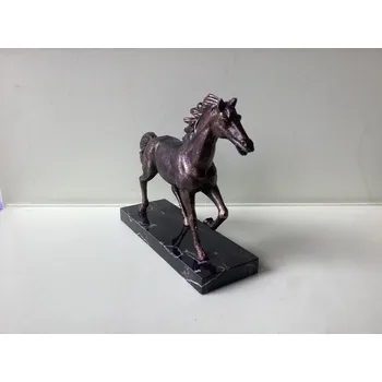 Socha koně na mramorové desce