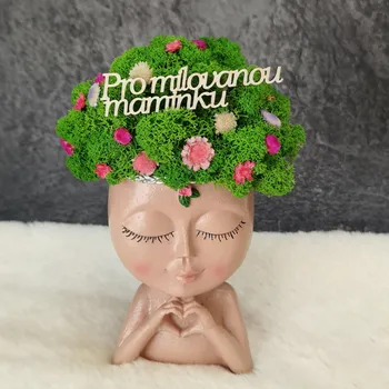 Soška ženy s nápisem „Pro milovanou maminku”