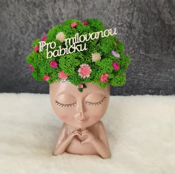 Soška ženy s nápisem „Pro milovanou babičku”