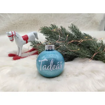 Vánoční ozdoba D-decor Vánoční baňka se jménem Světle modrá - D-decor 8 cm Světle modrá