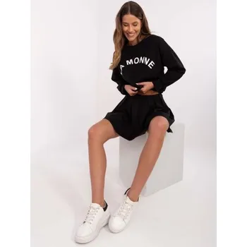 Černý komplet se sukní v tenisovém stylu