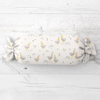 Dekorativní polštářek Dětský polštář válec bonbon Sandra SA-585 Šedé husičky na bílém 15x40 cm