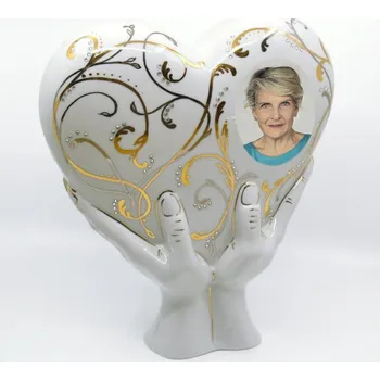 Smuteční dekorace PORCELÁNOVÁ MANUFAKTURA s.r.o. Urna Srdce v dlaních s fotografií, zlatostříbrnou ruční malbou a swarovski kameny