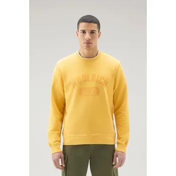 Pánská mikina MIKINA WOOLRICH GARMENT DYED LOGO CREWNECK GOLDEN GLOW