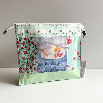 Kosmetická taška Zuzana Honsová Taštička na drobnosti Andělíček ležící na obláčku