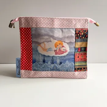 Kosmetická taška Zuzana Honsová Taštička na drobnosti Andělka ležící na obláčku