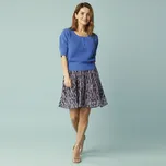 Krátká rozšířená sukně s potiskem, pro menší postavu nám. modrá/režná 42/44