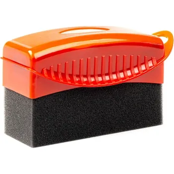 Aplikátor měkké houby na pneumatiky automobilů