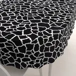 Sametový oválný ubrus Tamara TMR-015 Černobílý žirafí vzor 100x160 cm
