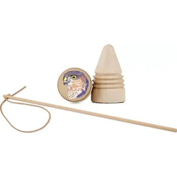 Dřevěná hračka Lesní Dřevěná káča s bičíkem Krahujec (Dřevěná hra pro děti pro trénování zručnosti. Dřevěná káča s bičíkem s motivem Krahujec od českého výrobce Lesní svět. Motorická, venkovní hra pro děti s krásnými lesními motivy.)