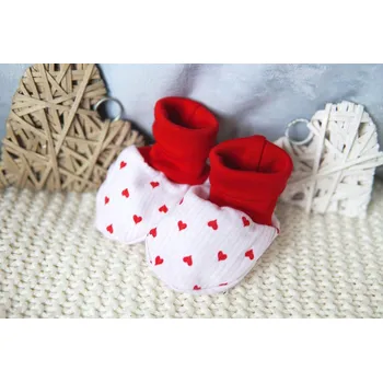 Capáčky AMÁLKA Bavlněné kojenecké capáčky, červené srdíčka Velikost: 56-68