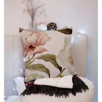 Povlak na dekorativní polštářek Dekorativní povlak na polštář v krémové barvě s jemným vzorem pivoňky Šířka: 40 cm | Délka: 40 cm