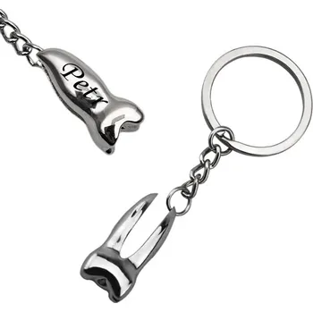 Přívěsek Zub - kovový přívěsek na klíče