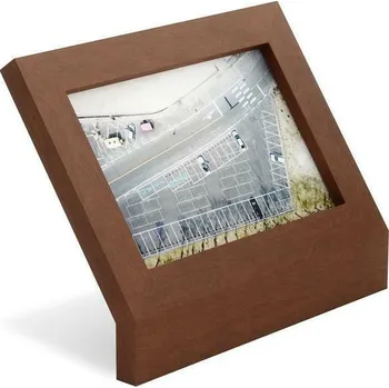 Rám na obraz Dřevěný fotorámeček 10x15 stojací Podium ořech moderní Umbra na stůl