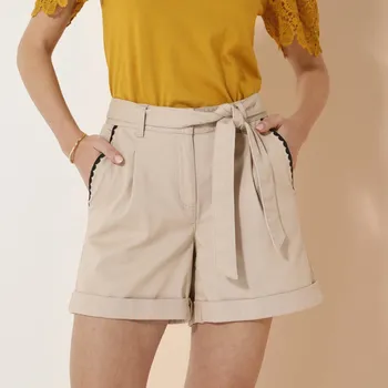 Šortky s výšivkou na kapsách a odnímatelným páskem písková 44