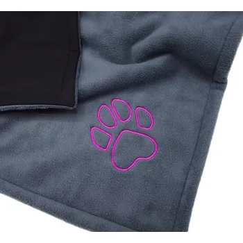 Pelíšek pro psa Cestovní deka pro psa se jménem/tlapkou – velká, 100 × 70 cm Vyberte barvu: Šedá s růžovou tlapkou, Výšivka: tlapka