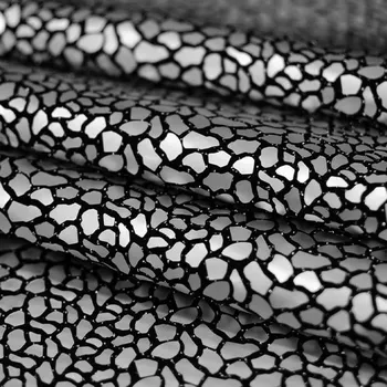 Úplet N6504 černý, stříbrný metalický vzor, š.140/155