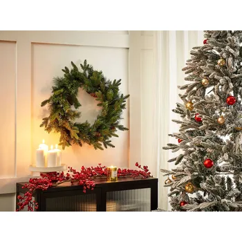 Vánoční dekorace Vánoční věnec zelený syntetický materiál 60 cm Umělý sníh borovice šišky Sezónní domácí dekorace Beliani