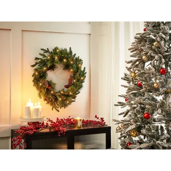 Vánoční dekorace Vánoční věnec zelený syntetický materiál 60 cm osvětlený Umělý sníh borovice šišky Sezónní domácí dekorace Beliani