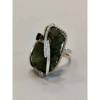 Prsten Stříbrný prsten s přírodním vltavínem a českým granátkem