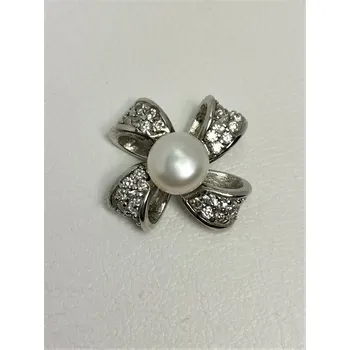 Přívěsek Stříbrný přívěsek mašle se zirkony a perlou