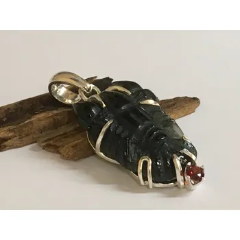 Přívěsek Zlatnictví Ametyst Přívěšek z vltavínu Rak s ouškem ze stříbra a s almandinem 82044 stříbro