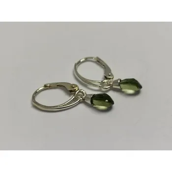 Náušnice Stříbrné naušnice s visícími kapkami vybroušenými z vltavínu