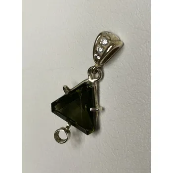 Přívěsek Přívěšek z broušeného vltavínu s ouškem ze stříbra se zirkony