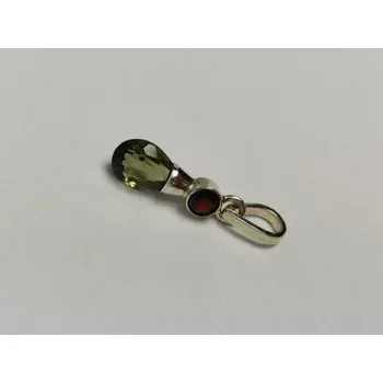 Přívěsek Stříbrný přívěs s visící kapkou vybroušenou z vltavínu