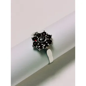 Prsten Stříbrný prsten s českými granáty, rhodiovaný