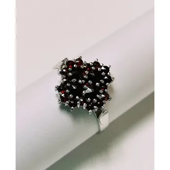 Prsten Stříbrný prsten s českými granáty, rhodiovaný