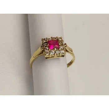 Prsten Zlatý dámský prsten se syntetickým rubínem a se zirkony