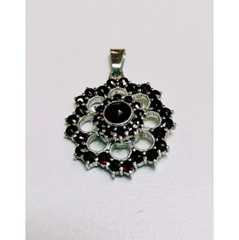 Přívěsek Stříbrný přívěsek - kytička s českými granáty, rhodiovaný