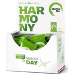 Matcha Tea Harmony zelený čaj 30 x 2 g představuje prémiovou japonskou matcha, která spojuje tradici s moderním životním stylem. Tento zelený čaj, pečlivě vyrobený ze stíněných lístků, se pyšní intenzivní zelenou barvou, jemnou trávnatou chutí a bohatými
