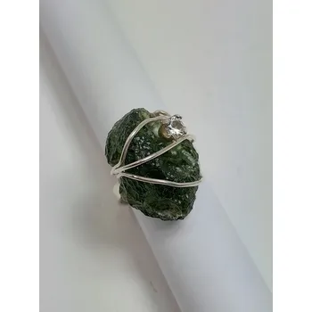 Prsten Stříbrný prsten s přírodním vltavínem a bílým zirkonem