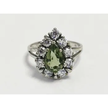 Prsten Stříbrný prsten s broušeným vltavínem a bílými zirkony