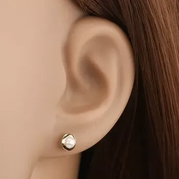 Náušnice Náušnice ve žlutém 14K zlatě - bílá perla vložená v malém lesklém kruhu