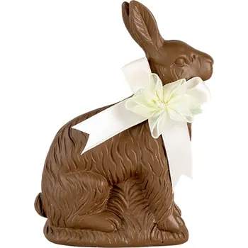 Dekorace sedící čokoládový králík s bílou mašlí Zoete Pasen – 9x4x13 cm