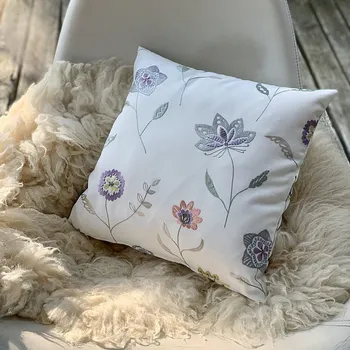 Dekorativní polštářek BYTEMA Vyšívaný dekorační povlak RICHMOND fialový 45 x 45 cm