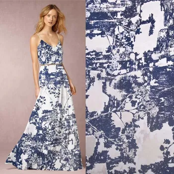 Halenkovina/šatovka v béžové barvě s leskem s potiskem stromů MAU005