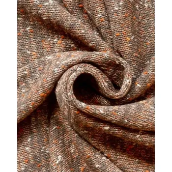 Hnědá pletenina s nopkami