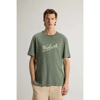 Pánské tričko TRIČKO WOOLRICH MOULINE JERSEY LOGO T-SHIRT GREENSTONE