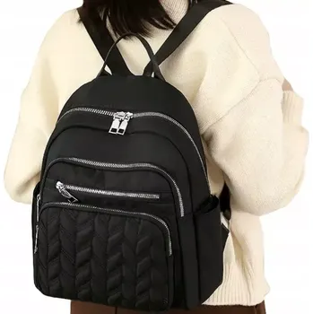 Městský batoh Černý dámský batoh RO108 (Dámský městský batoh na záda - prošívaný o rozměru 34 x 27 x 14 cm, černé provedení)