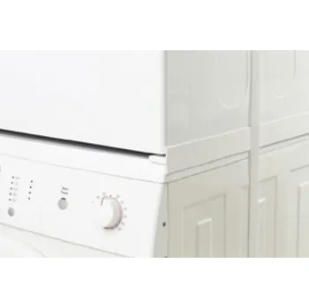 Jednoduchá podložka mezi pračku a sušičku.