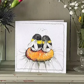 Přání v obálce Daisy Bees, včelky od ALEX CLARK 12*12 cm (Blahopřání se včelou, včela)