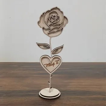 Dřevěná růže z lásky na podstavci