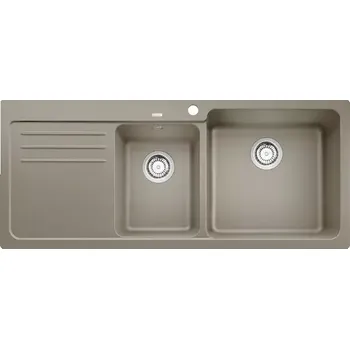 Varná deska Prostorný kuchyňský dřez navržený pro efektivní multitasking. Jeho hladký vnitřek a zvýšené okraje usnadňují čištění a zadržování vody. Elegantní profil doplňuje moderní kuchyňskou estetiku.