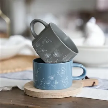 Modrý hrnek s dekorem rostlinek