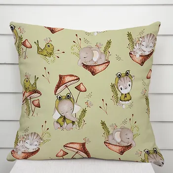 Povlak na dekorativní polštářek Dětský bavlněný povlak na polštář Sandra SA-474 Žabky a zvířátka mezi houbami na zeleném 35 x 45 cm
