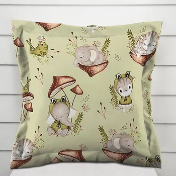 Povlak na dekorativní polštářek Dětský bavlněný povlak na polštář s lemem Sandra SA-474 Žabky a zvířátka mezi houbami na zeleném 40 x 40 cm